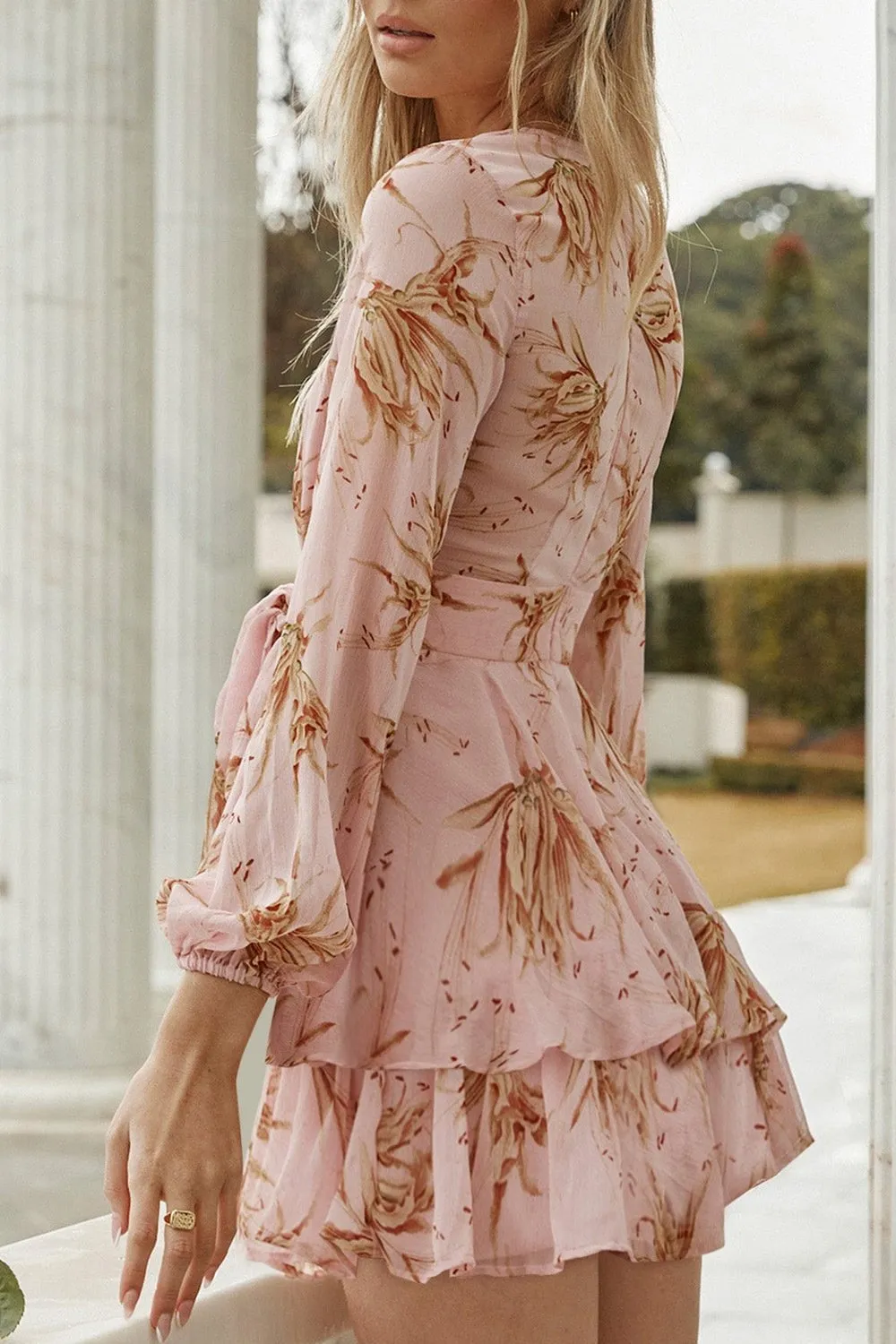 Mini-robe Lotte avec décolleté en V et ceinture de Paerl