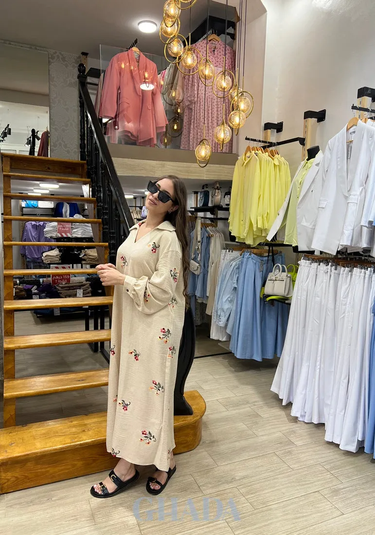 Robe brodée en beige