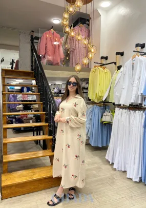 Robe brodée en beige