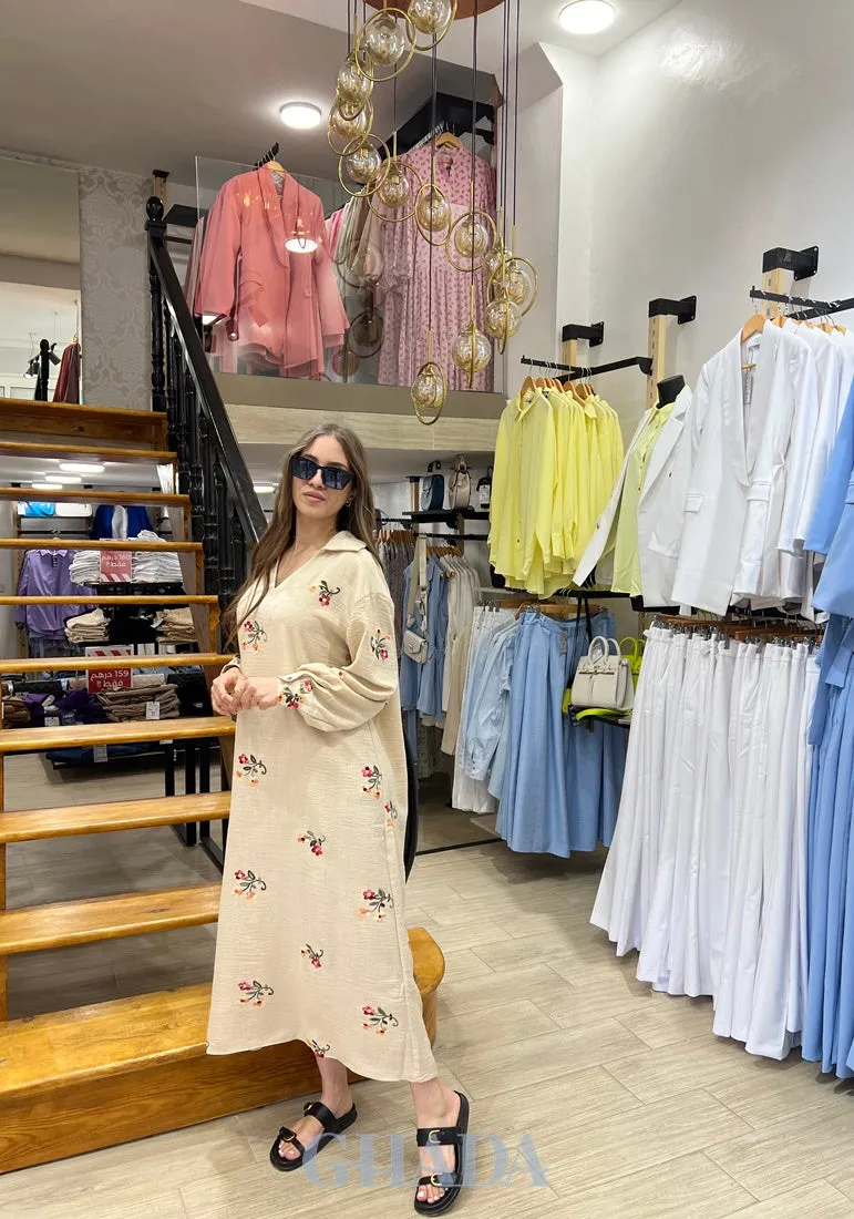 Robe brodée en beige